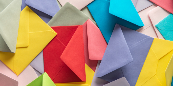 How to use colored envelopes to personalize your correspondence?